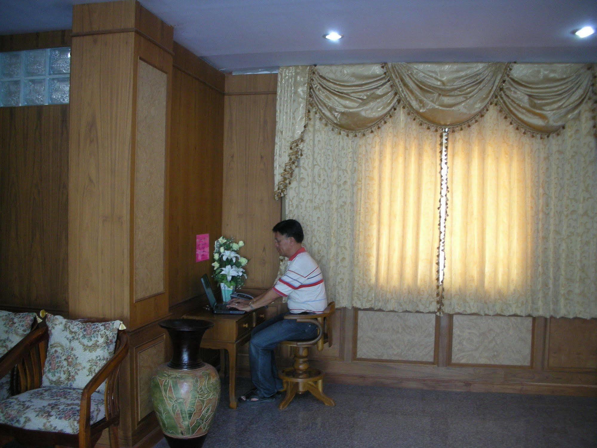 Veerasuda Condotel Ratchaburi Buitenkant foto